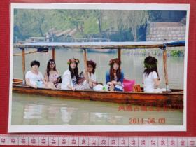 海口市新坡镇人《海南省海口旅游职业学校2009级0929班毕业生：杨帆小姐旅游张家界九天洞景区、凤凰古城与好友合影过塑照片2张》2014年5月-6月