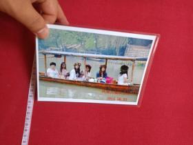 海口市新坡镇人《海南省海口旅游职业学校2009级0929班毕业生：杨帆小姐旅游张家界九天洞景区、凤凰古城与好友合影过塑照片2张》2014年5月-6月