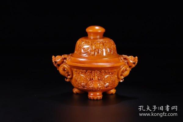 回流 黄玉双龙耳炉、玉质细腻、色泽漂亮、器型精美、黄玉料整雕、圆形盖钮、盖子雕饰兽面纹、双龙头耳 、三兽足粗壮平稳、腹雕饰兽面纹、夔龙纹、纹饰布局工整、内堂琢磨光滑、全品相、尺寸：耳距13.8厘米、腹径10厘米、高11.5厘米、重508克！
