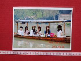 海口市新坡镇人《海南省海口旅游职业学校2009级0929班毕业生：杨帆小姐旅游张家界九天洞景区、凤凰古城与好友合影过塑照片2张》2014年5月-6月