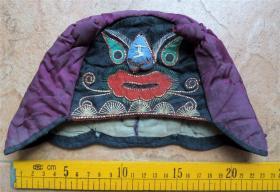 刺绣收藏200609-边疆民族地区早期手工绣黑虎头暗花缎底儿童帽