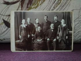 【清代时期老照片：大约1880年代 英国ARBROATH阿布罗斯港 一家人合影老照片】詹姆士米兰人像和风光摄影照相馆拍摄，整件16.5X10.7厘米。