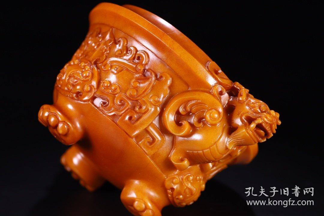 回流 黄玉双龙耳炉、玉质细腻、色泽漂亮、器型精美、黄玉料整雕、圆形盖钮、盖子雕饰兽面纹、双龙头耳 、三兽足粗壮平稳、腹雕饰兽面纹、夔龙纹、纹饰布局工整、内堂琢磨光滑、全品相、尺寸：耳距13.8厘米、腹径10厘米、高11.5厘米、重508克！