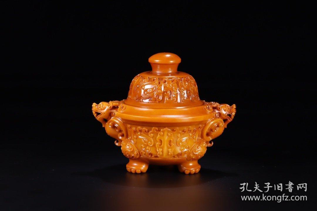 回流 黄玉双龙耳炉、玉质细腻、色泽漂亮、器型精美、黄玉料整雕、圆形盖钮、盖子雕饰兽面纹、双龙头耳 、三兽足粗壮平稳、腹雕饰兽面纹、夔龙纹、纹饰布局工整、内堂琢磨光滑、全品相、尺寸：耳距13.8厘米、腹径10厘米、高11.5厘米、重508克！