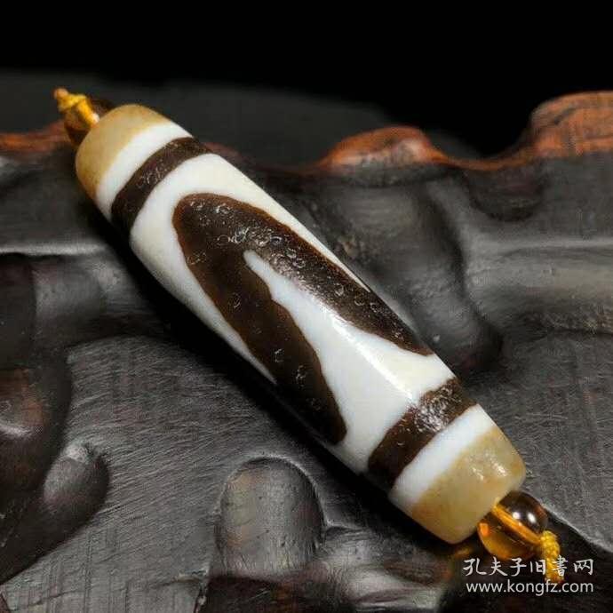 点击查看原图 藏区回流千年老料高油包浆虎牙天珠
尺寸:55*15mm重量:19g