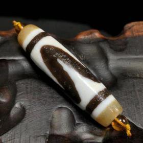 藏区回流千年老料高油包浆虎牙天珠
尺寸:55*15mm重量:19g