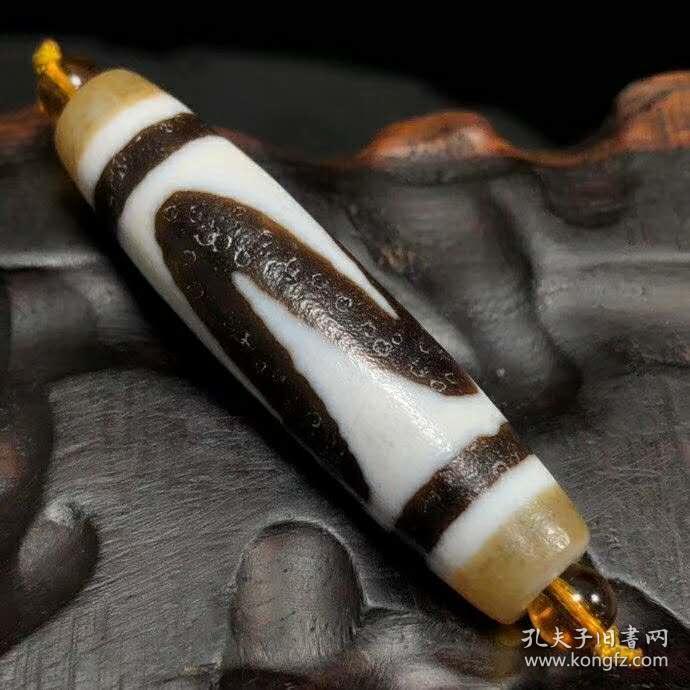 点击查看原图 藏区回流千年老料高油包浆虎牙天珠
尺寸:55*15mm重量:19g