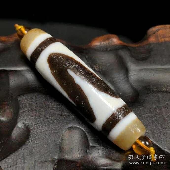 点击查看原图 藏区回流千年老料高油包浆虎牙天珠
尺寸:55*15mm重量:19g