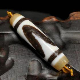 藏区回流千年老料高油包浆虎牙天珠
尺寸:55*15mm重量:19g