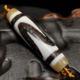 藏区回流千年老料高油包浆虎牙天珠
尺寸:55*15mm重量:19g