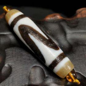 藏区回流千年老料高油包浆虎牙天珠
尺寸:55*15mm重量:19g