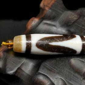 藏区回流千年老料高油包浆虎牙天珠
尺寸:55*15mm重量:19g