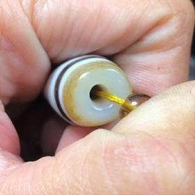 藏区回流千年老料高油包浆虎牙天珠
尺寸:55*15mm重量:19g