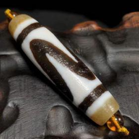 藏区回流千年老料高油包浆虎牙天珠
尺寸:55*15mm重量:19g