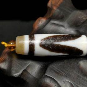 藏区回流千年老料高油包浆虎牙天珠
尺寸:55*15mm重量:19g