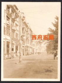 民国老照片，城市街道悬挂着世界红卍字会旗帜