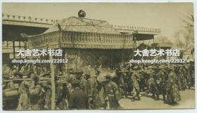 清代1908年北京街头大清国光绪皇帝出殡巨大的灵柩老照片，抬棺者数量高达128人，光绪出殡队伍甚是庞大，此时离清朝终结只剩下4年的时间。