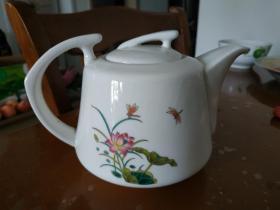 精美的荷花清韵小茶壶，白瓷，高度120 mm，宽180mm