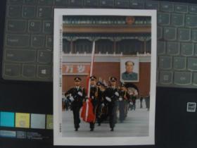 3、国旗护卫队天安门广场执行升旗仪式（社会主义中国在前进 新华社新闻展览照片1991年）