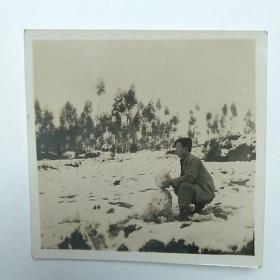 50年代野外侧面半蹲男性照片
