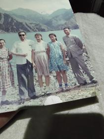 1965年新疆天池风景——裴周玉陪同周恩来，赛福鼎夫人及女儿合影照片