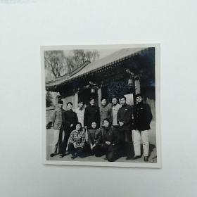 70年代北京大学门口合影留念