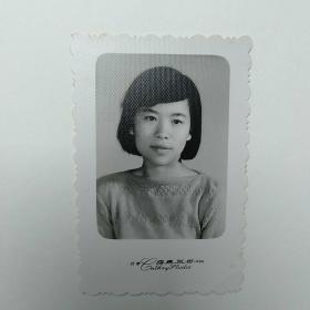 80年代布纹纸 短发美女照片