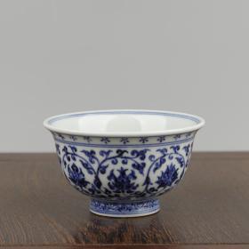 【收藏精品  明永乐年制款青花缠枝莲狮子纹压手杯品茗杯】
注意：手工测量尺寸，难免有误差，仅做参考，请以实物为准，谢谢！
【外口径9.2 厘米足径 4厘米
高度5.5 厘米】