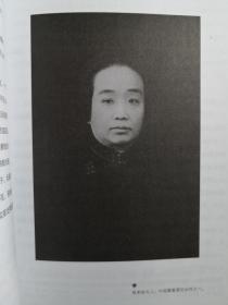 作者在1922-1923年间与中国社会各界名流交往的情形。刻画了不少当时中国上流社会的妇女新形象，包括皇后、总统夫人、女权主义者、慈善家、女医生、女法官等。尤为珍贵的是，书中保留了80余张当时上流社会女性的照片中国灯笼：一个美国记者眼中的民国名媛 ——女性参政论者 ， 女作家及其讯息 ，广州的迎宾灯笼 ， 现代俄诺涅与中药 ， 苏州河的女船工及其他劳动者，老妈子 ， 纺织女工【美】格蕾丝·汤普森·