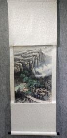 T16-72【李學(xué)銀】作品先后在成都市美協(xié)美術(shù)館，四川省美術(shù)館，新加坡，馬來西亞等地展出?，F(xiàn)為四川美術(shù)家協(xié)會會員，成都市美術(shù)家協(xié)會會員，成都市益州書畫院常務(wù)理事山水畫立軸 畫心尺寸68*45厘米 約2.8平尺