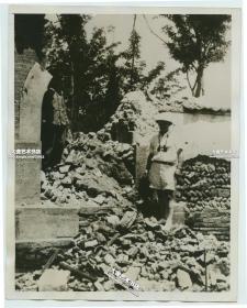 1937年8月4日卢沟桥事变之后，北京宛平警察局被日军炮火攻击，院墙等处被摧毁后的瓦砾老照片