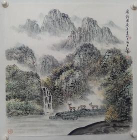 保真书画，西北民族大学美术学院院长，教授邱立新四平尺斗方山水画《鹿影图》一幅，附带作者与本作品的合影。合影画的精美！优秀的艺术教育家，理论家，画家邱立新