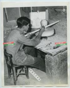 1947年日本的陶瓷瓷器工业老照片，瓷器设计工坊模具，设计员制造原始胎坯