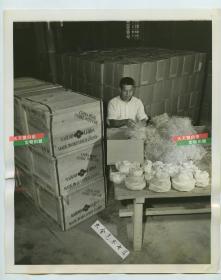 1947年日本的陶瓷瓷器工业老照片，出口包装瓷器，包装箱上用外文写着：被占领下的日本出品制造