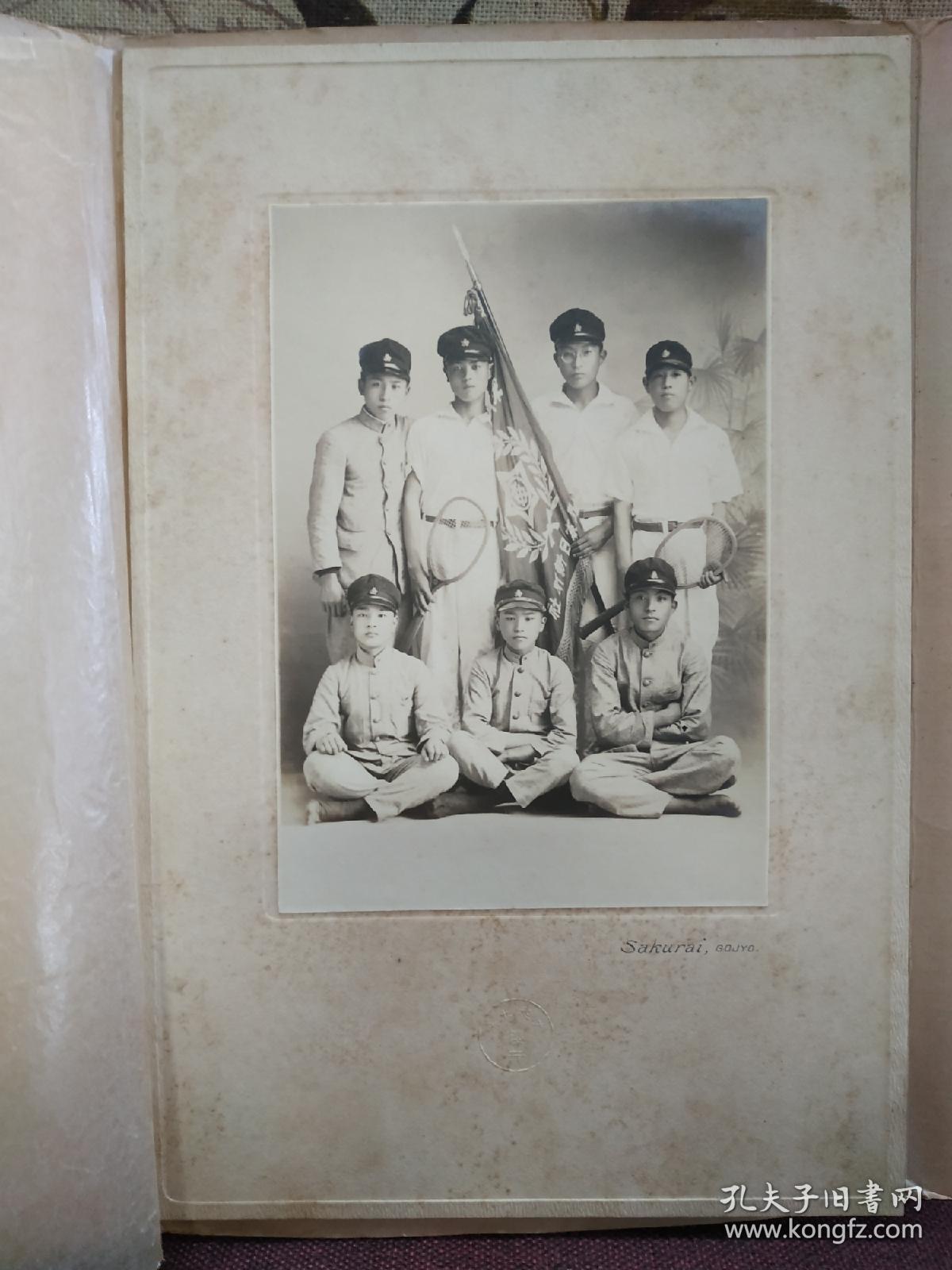 【民国时期 日本老照片 七个男学生合照 大尺寸 纸相框精美】