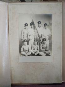 【民国时期 日本老照片 七个男学生合照 大尺寸 纸相框精美】