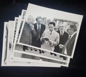 【现代高清翻拍】 七十年代中华人民共和国出土文物展览英国巡展新闻照片一组六张（内有夏鼐、王冶秋等著名历史学家与英方人士合影及英国建筑照片 ，背面均有文字说明）HXTX315931
