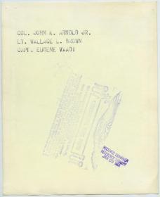 1955年朝鲜战争中被俘的美国士兵在一起抽烟喝茶聊天老照片，美联社新闻传真照片