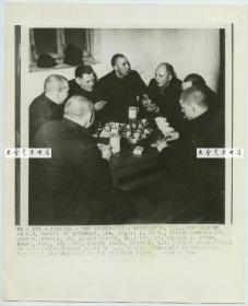 1955年朝鲜战争中被俘的美国士兵在一起抽烟喝茶聊天老照片，美联社新闻传真照片