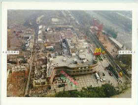 1994年11月17日王府井大街，在北京饭店东端顶部俯瞰拍摄的小胡同拆迁残迹，东方广场未建造前的地貌照片，27.8X21.5厘米 B