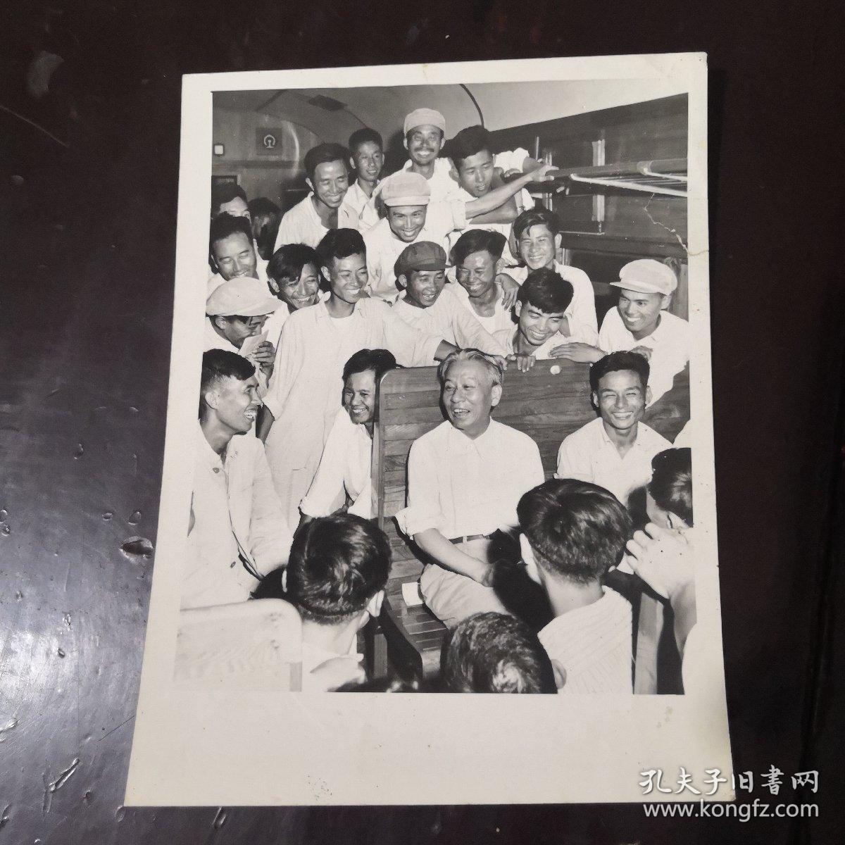 老照片 新华社1980年发《1958年刘少奇同志在天津去济南的火车上和乘客交谈》