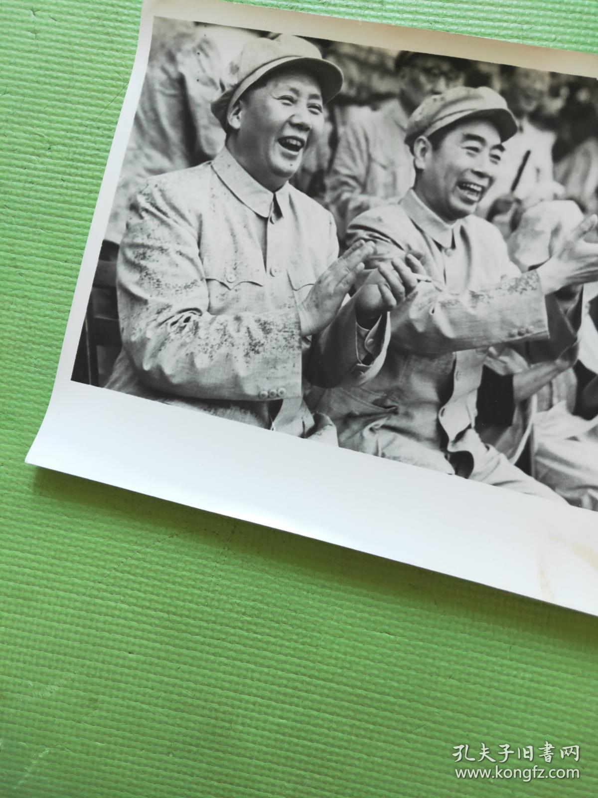 新闻图片：毛主席和周总理冒雨观看解放军体育比赛（一九五二年）（30.5cm*25.5cm）