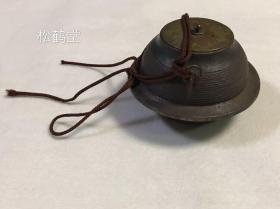 日本老旧精美铁壶1件，该器物器型中等，不大不小，造型优美，纹饰简约朴素，有自然形成的铁锈及长期保存使用留下的各种古旧包浆等，竟十分清雅可爱，年代久远之物，应是茶道具或装饰清玩之物。