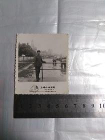 1981年国庆节:上海外滩留影(革命军人)国营浦江摄影  6x7厘米
