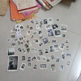 六、七、八十年代老照片110张(有手拿红宝书、有带毛像`、军人、军装等(共重51克左右)