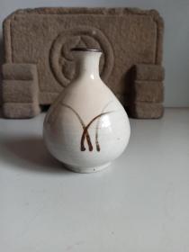 白釉褐彩花瓶