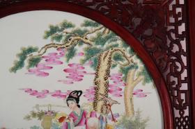 大型红木雕花框镶粉彩人物瓷板画 珠山八友之汪野亭作《麻姑献寿》座屏高195厘米 宽147厘米