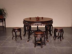 榉木圆桌六件套 ，造型古朴典雅 韵味十足，做工精致 讲究。尺寸  直径  1米  高80厘米。  可置  高档会馆  茶社  客厅……
整套  特价出售！