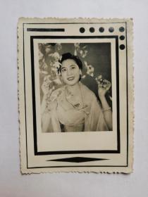 林凤，照片一张，原名冯静婷，又名冯淑仪，广东顺德人。1957年从影，主要作品有《玉女春情》、《南北姻缘》、《如来神掌》等。连续9年获香港(华侨晚报）授予的全球奖。1966年息影。香港60年代最红的粤语片女星，也是香港第一个拥有影迷会的偶像。林凤是20世纪60年代粤语片偶像的代表人物，风行于香港。另外，明朝时也有同名人物；现代有同名作家。