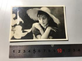 周璇     老照片   1枚  1940年代     稀见      照片左部有破损  J42